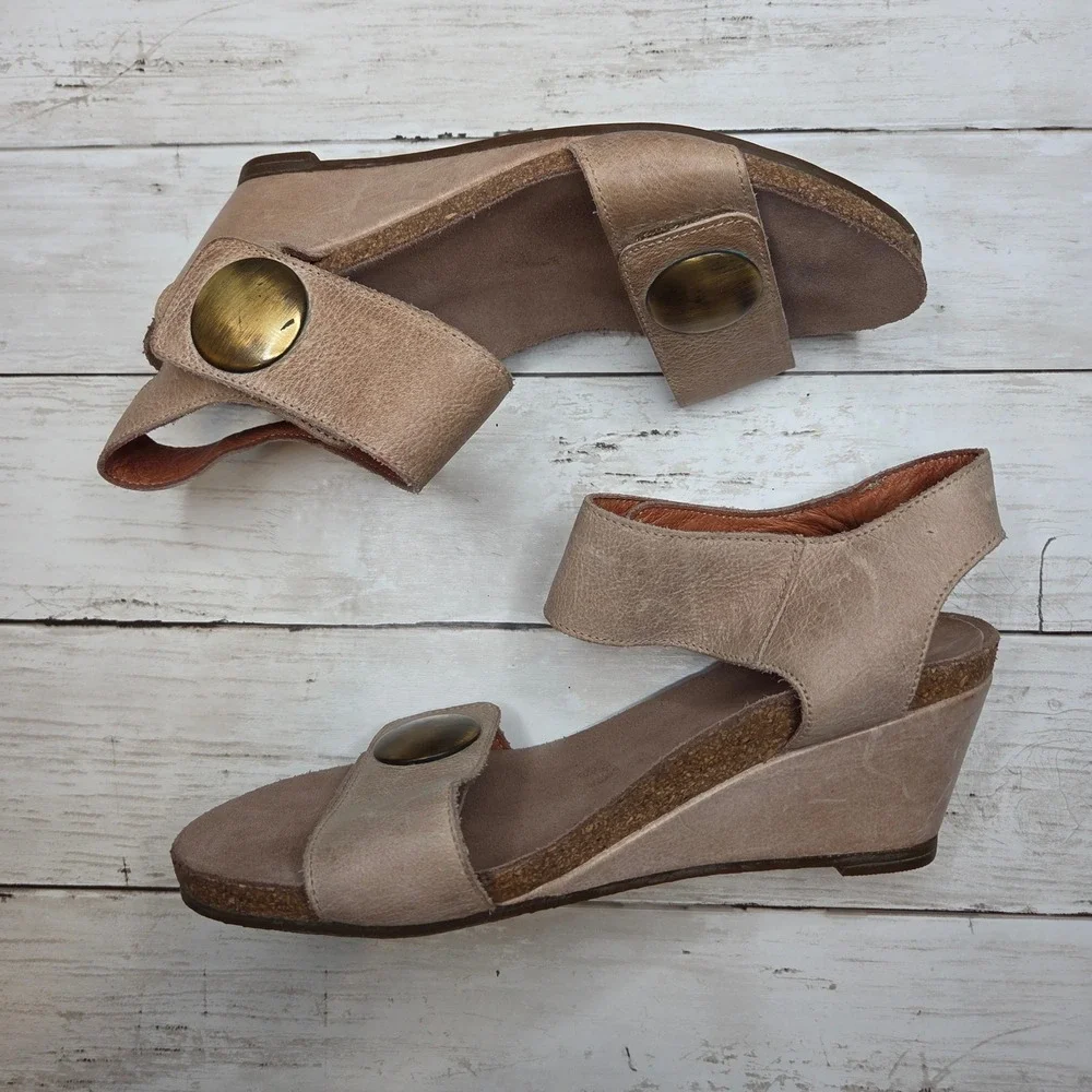 Taos 3209 Wedge Sandal Medallion Ankle Strap Women 38 Tan Leather